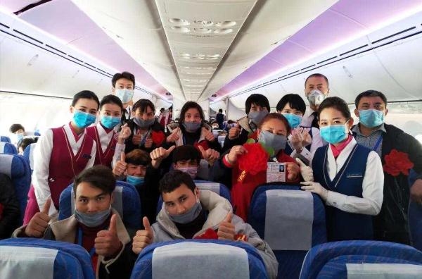 新疆喀什242名農(nong) 民工乘坐南航787夢想客機出疆務工