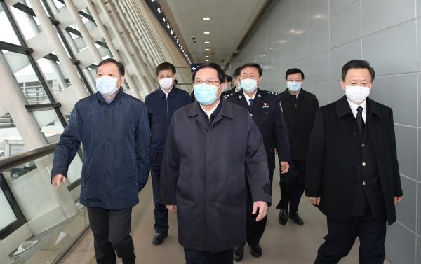 李強檢查浦東(dong) 國際機場，對精準有效防控境外疫情輸入再部署