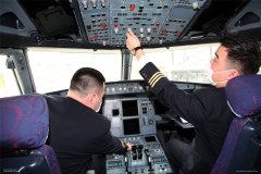 空運價格查詢-成都始發首架入疆複工包機 119人乘坐國航定製包機航班飛抵和田