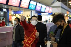 歐洲航運代理-助力複工複產 成都航空紅綬帶在機場飄起來
