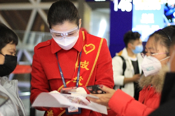 歐洲航運代理-助力複工複產(chan)  成都航空紅綬帶在機場飄起來