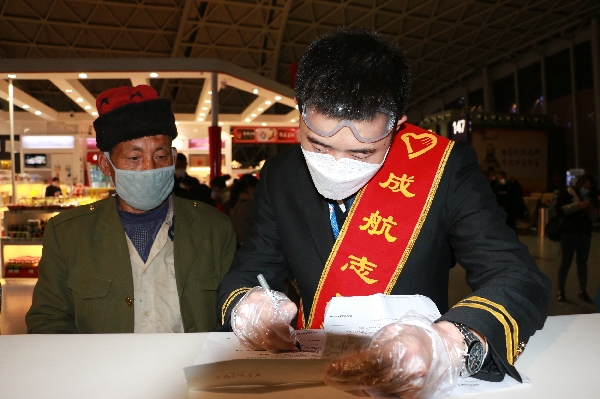 歐洲航運代理-助力複工複產(chan)  成都航空紅綬帶在機場飄起來