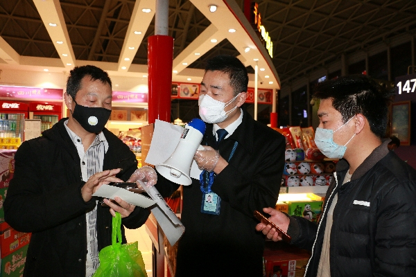 歐洲航運代理-助力複工複產(chan)  成都航空紅綬帶在機場飄起來
