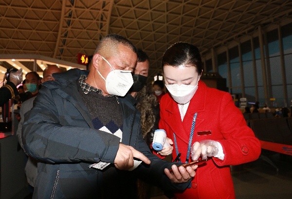 歐洲航運代理-助力複工複產(chan)  成都航空紅綬帶在機場飄起來