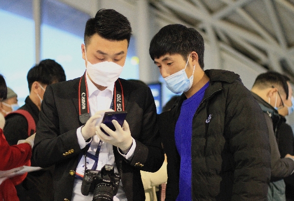 歐洲航運代理-助力複工複產(chan)  成都航空紅綬帶在機場飄起來