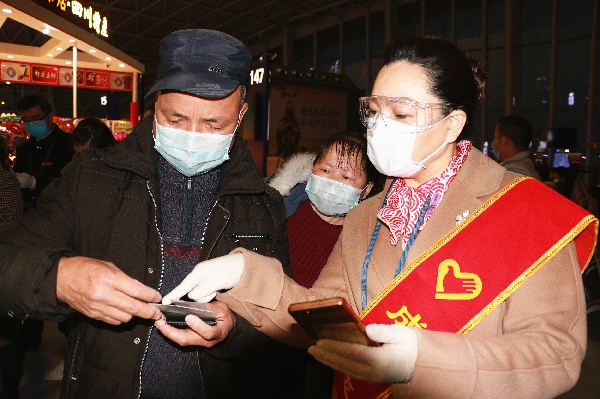 歐洲航運代理-助力複工複產(chan)  成都航空紅綬帶在機場飄起來