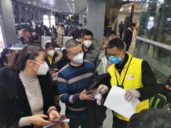 歐洲航運代理-助力複工複產(chan)  成都航空紅綬帶在機場飄起來