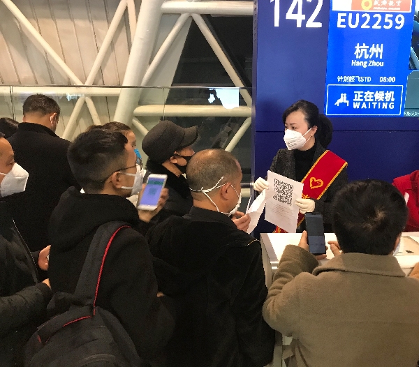 歐洲航運代理-助力複工複產(chan)  成都航空紅綬帶在機場飄起來