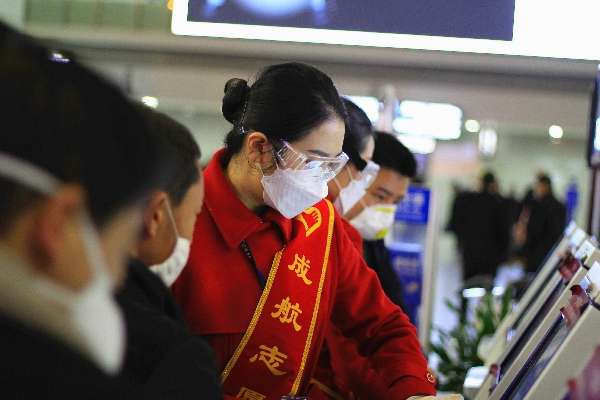 歐洲航運代理-助力複工複產(chan)  成都航空紅綬帶在機場飄起來