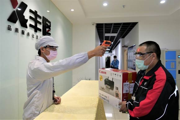 疫情期間，送修人員幫助佳能用戶將維修產(chan) 品安全送達維修點