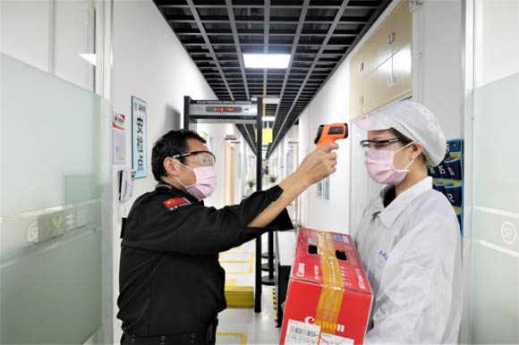 技術檢修員進入工作區前，進行安全防疫檢測