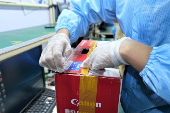 技術人員進行無菌拆箱，為(wei) 產(chan) 品提供安全保障