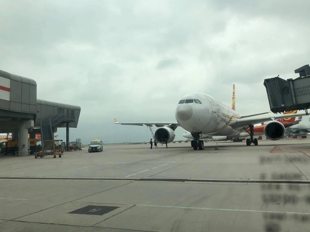 多人違規進入香港機場停機坪 坐飛機引擎上拍照 已開始調查