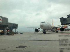 國際快遞費在線查詢-多人違規進入香港機場停機坪 坐飛機引擎上拍照 已開始調