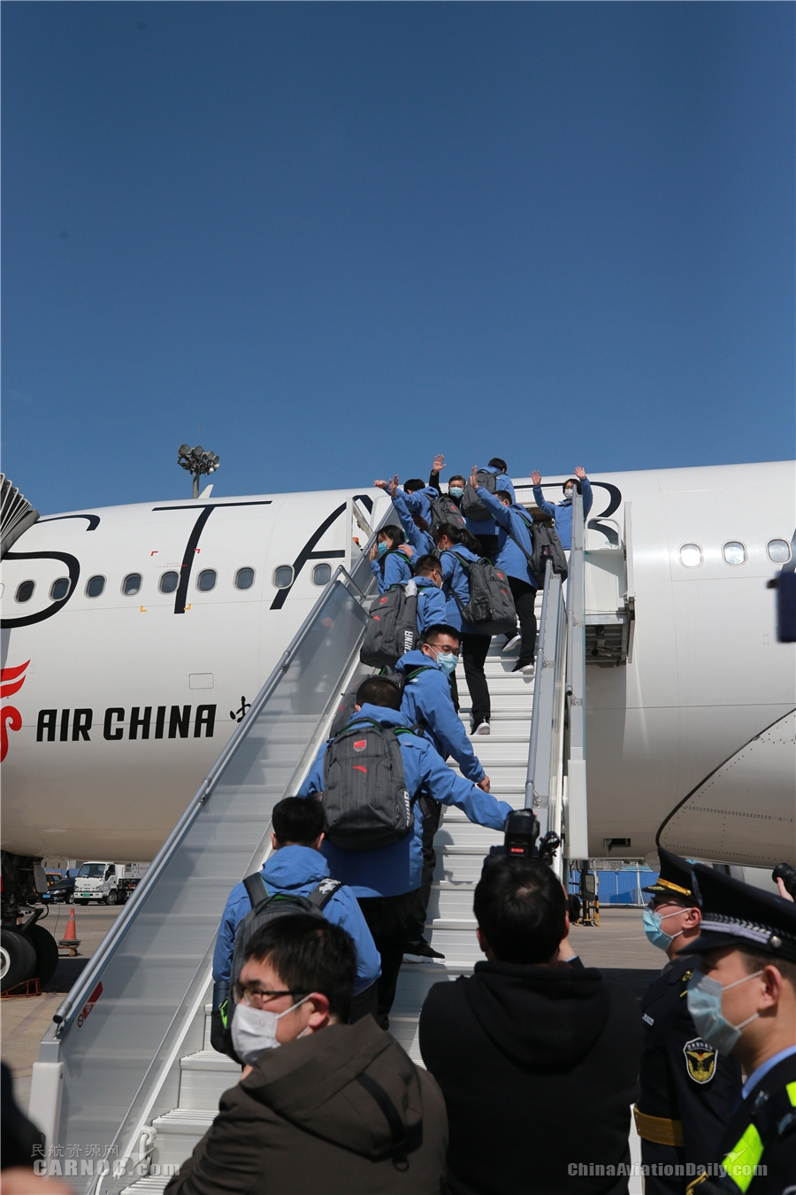 國航包機運送山東(dong) 省聯合工作組飛赴倫(lun) 敦。國航供圖