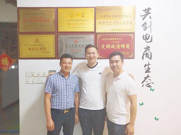 聯技定製創始人拜訪義(yi) 烏(wu) 網商協會(hui) 、電子商務促進會(hui) 、橙E會(hui) 會(hui) 長傅榮正先生