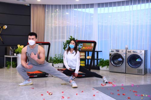 專(zhuan) 業(ye) 教練現場教授運動健身技巧