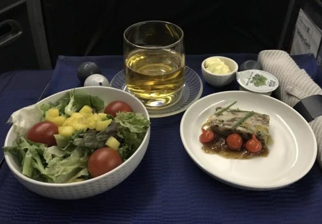 美聯航宣布降標機上服務，洲際航線僅(jin) 提供盒飯