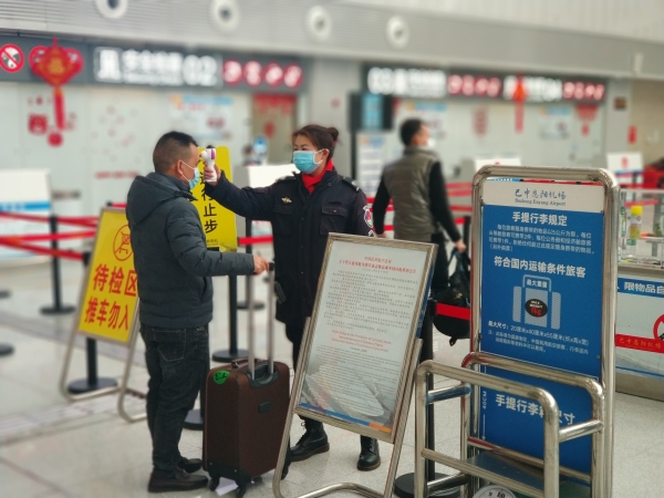 九寨黃龍機場安檢：在戰“疫”的同時築牢安全堤壩