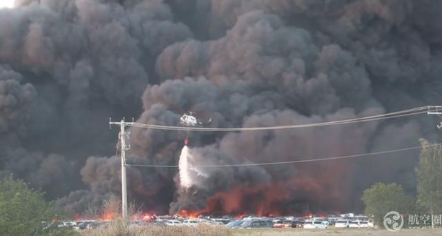 海運費美國一機場停車場發生大火 燒毀3500輛汽車