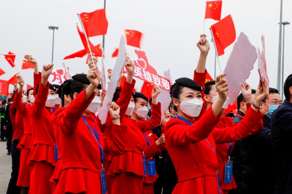 國際快遞價(jia) 格查詢-“水門”迎英雄！川航接回最後一批四川援鄂醫療隊（附圖）