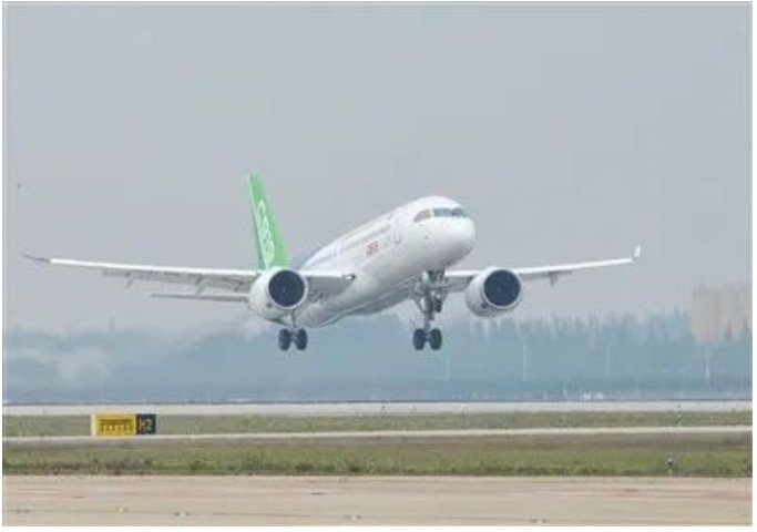 中國首款國際主流水準的幹線客機C919在上海浦東(dong)