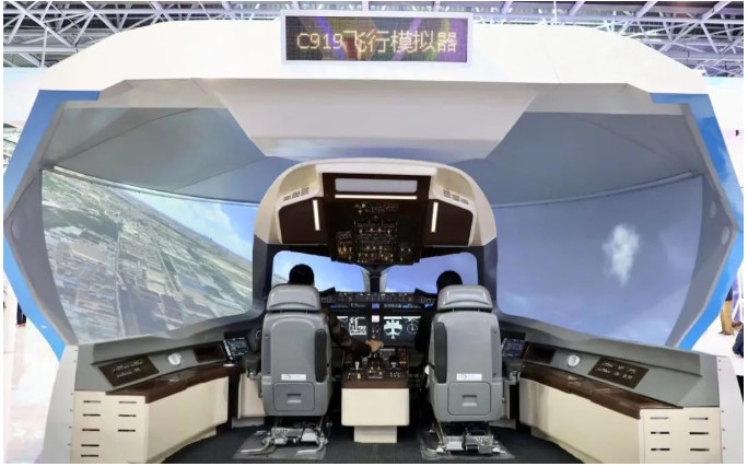 嘉賓在C919飛行模擬機中體(ti)
