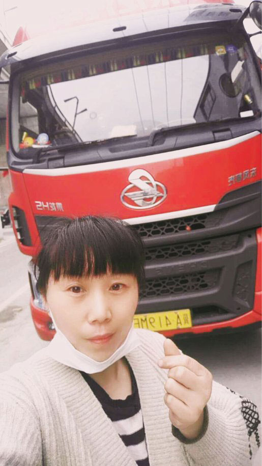 黃麗(li) 軍(jun) 的妻子為(wei) 乘龍H5比心