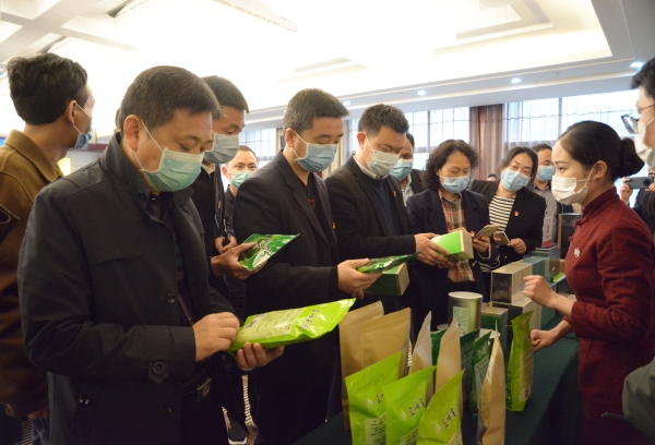 上海貨運-讓春茶飛起來——三峽機場與(yu) 五峰縣政府開啟扶貧助企戰略合作