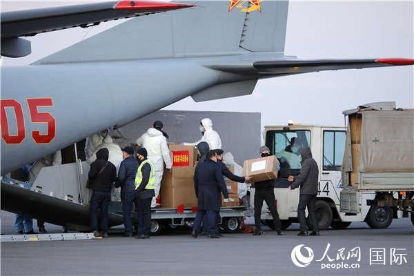 與(yu) 中國專(zhuan) 家組同機運抵哈薩克斯坦的援助醫療物資（中國駐哈薩克斯坦使館供圖）