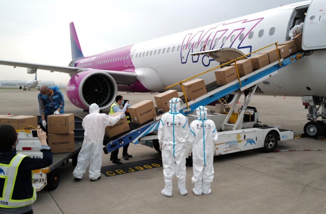 深圳機場為(wei) 全球防疫物資運輸搭建“空中通道”  近一個(ge) 月運輸防疫物資超1700噸