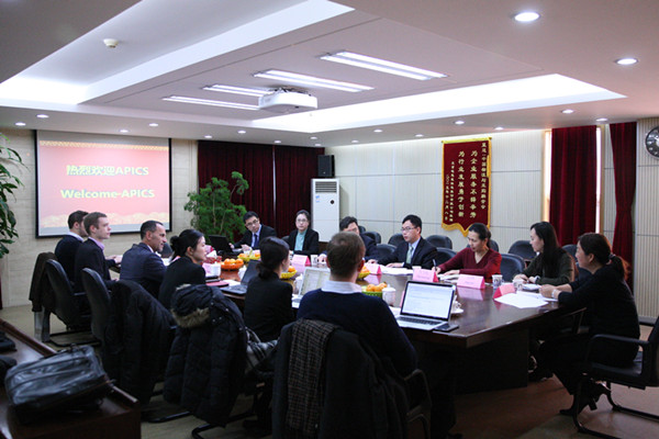 何黎明會(hui) 見國際供應鏈與(yu) 運營管理協會(hui) （APICS）總裁艾南思一行