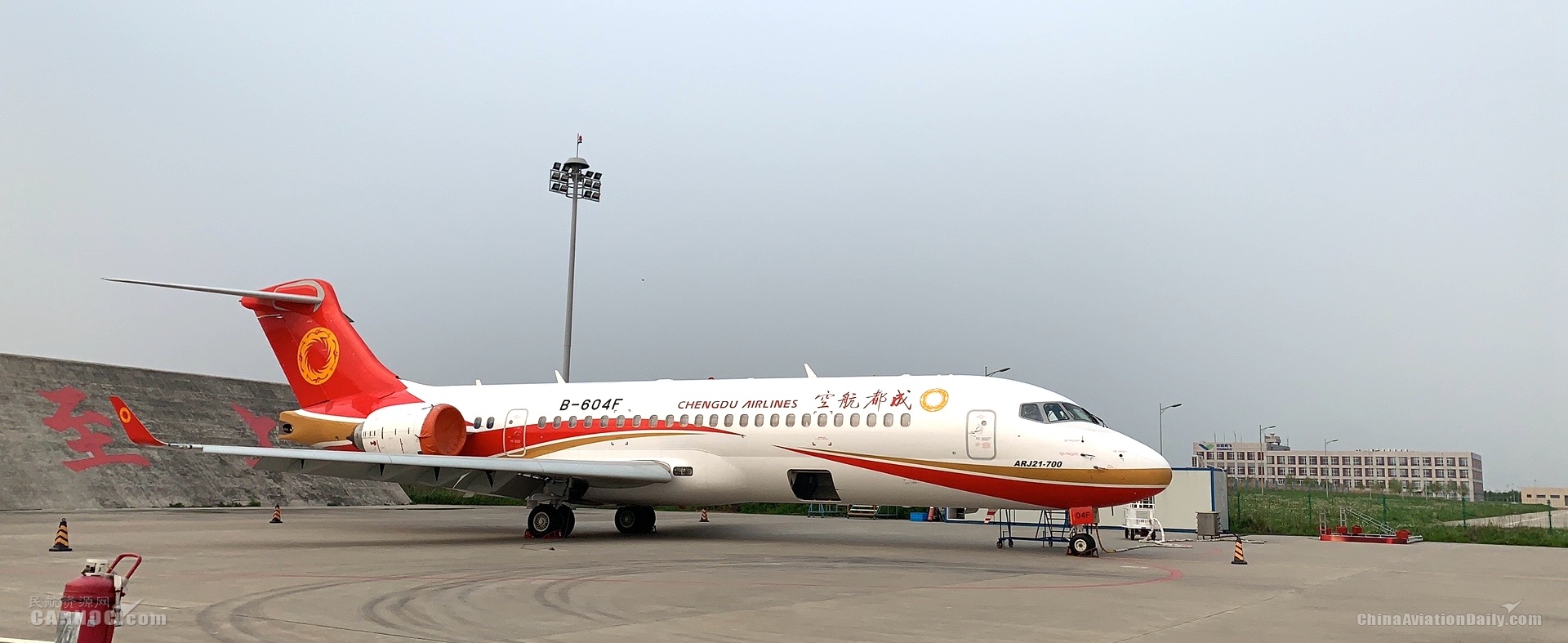 複工複產(chan) 第一架！中國商飛又一架國產(chan) 客機從(cong) 浦東(dong) 機場飛向客戶