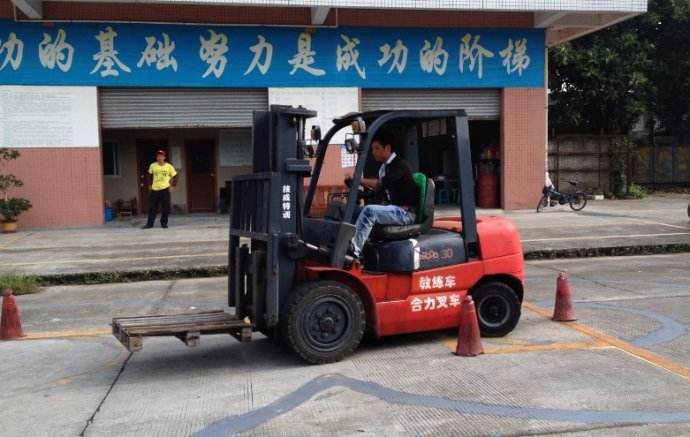 昆山周莊鎮考行車證叉車培訓學校學費大概多少錢展會(hui) 服務