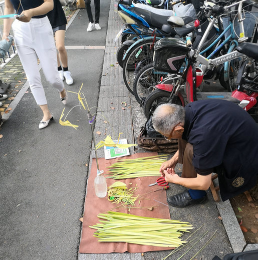 南京財經大學營銷與(yu) 物流治理學院：地攤經濟，讓煙火重回城市