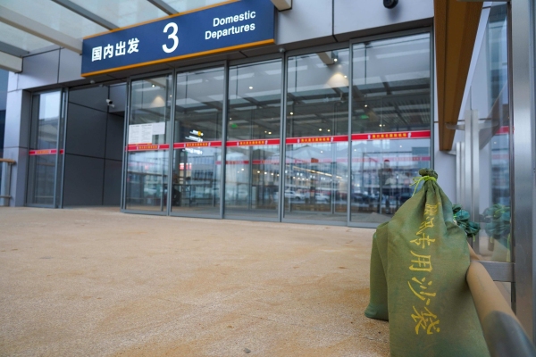  圖：台風中的美蘭(lan) 二期航站樓 圖：美蘭(lan) 二期航站樓 圖：防汛物資 圖：室內(nei) 工人正常施工 圖：美蘭(lan) 二期航站樓內(nei)  
-空運訂艙