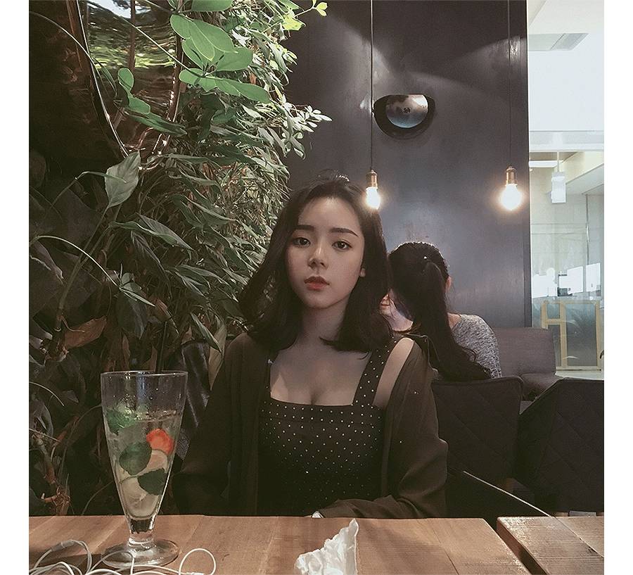 這姑娘的胸應該比柳岩的還大吧