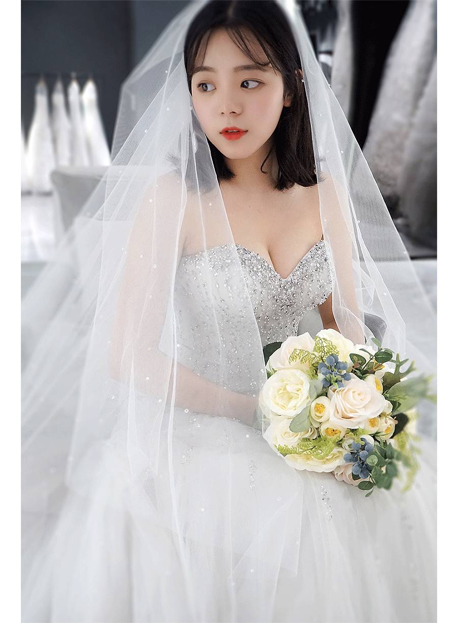 這姑娘的胸應該比柳岩的還大吧