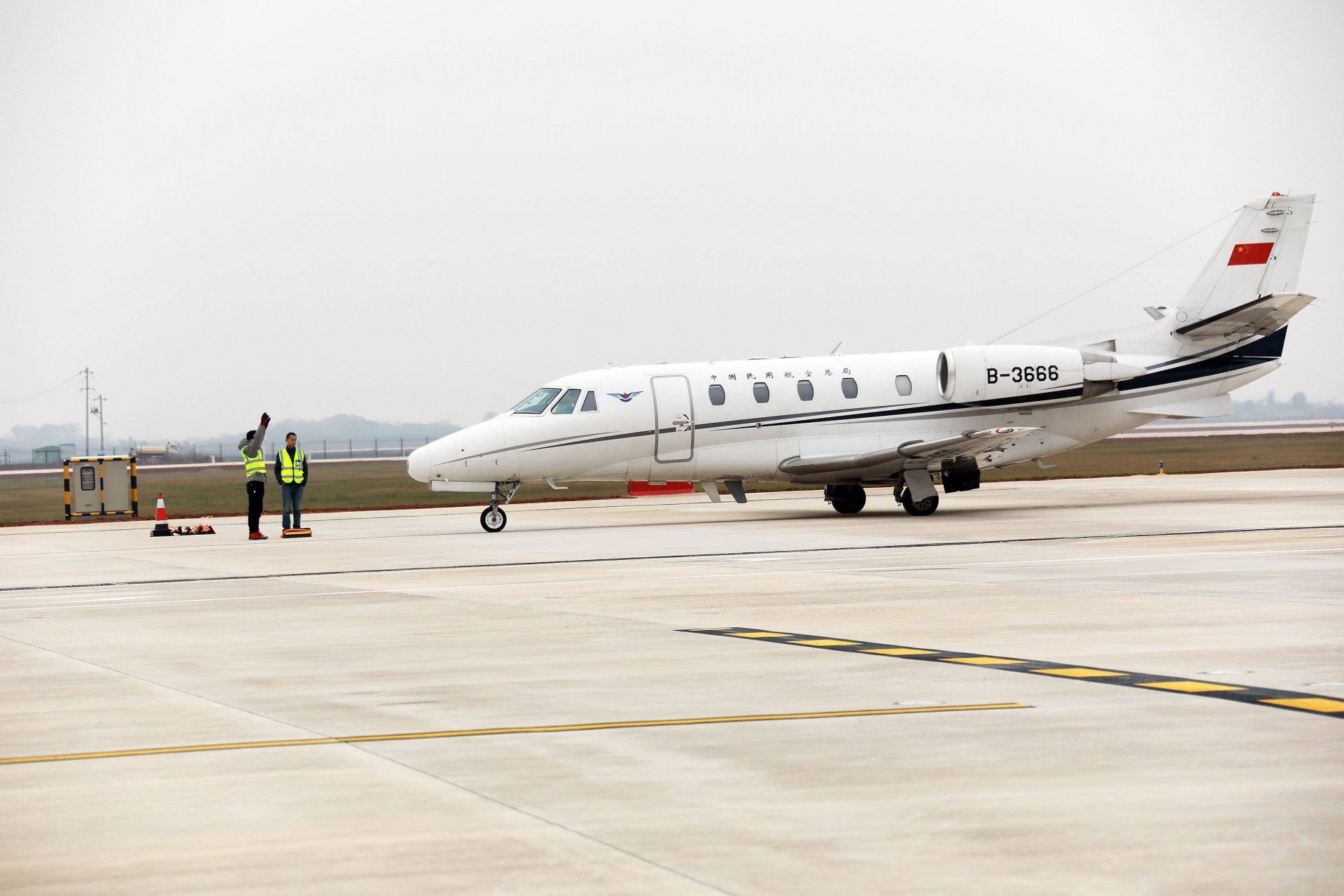 “獎狀C560”校驗飛機平穩降落
-中歐鐵路