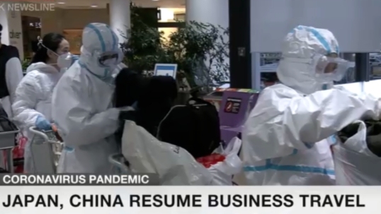 中國乘客赴日穿防護服坐飛機 日本專(zhuan) 家：機艙透風，這有點過了
