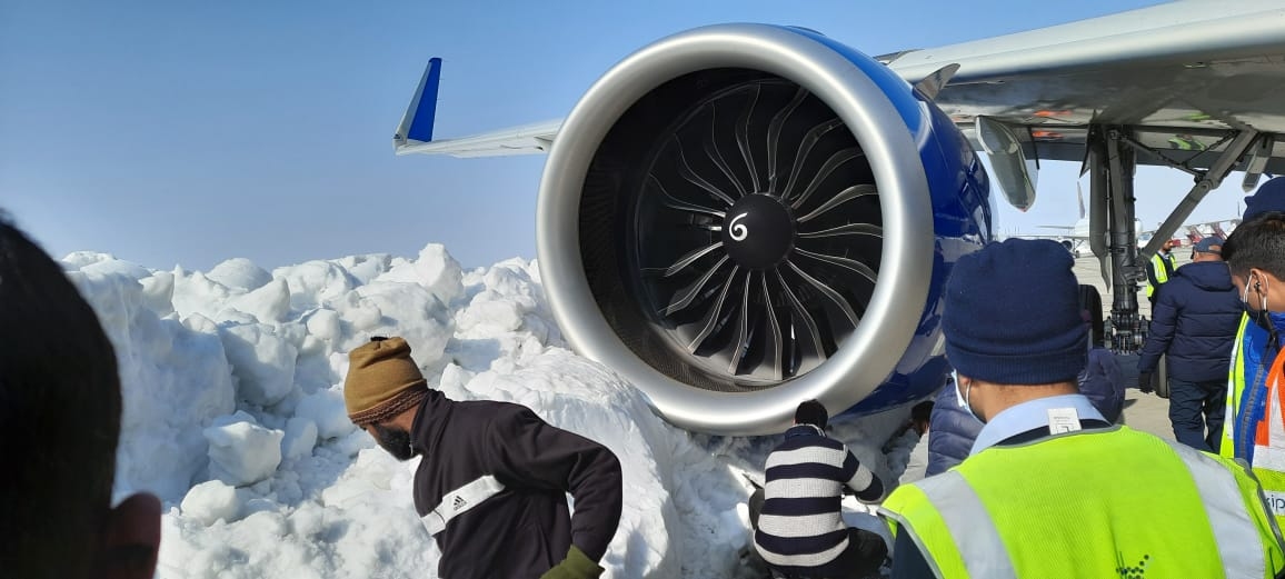 現場圖：印度靛藍航空A321neo滑行時撞上雪堆 引擎受損