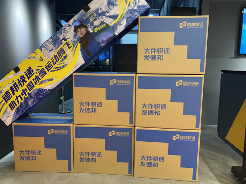 德邦工作職員對雪具的包裝很專(zhuan) 心
-深圳空派
