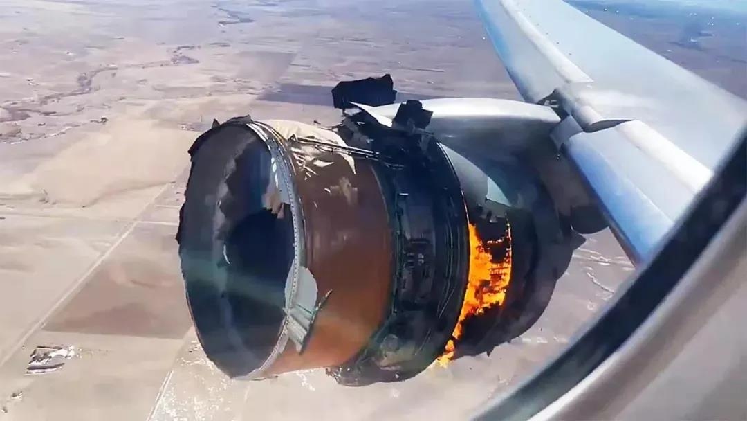 美聯航一客機騰飛後引擎爆炸，飛行員管製員對話曝光