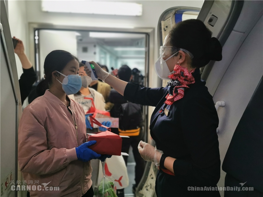 滌蕩過往一年飄浮在這座城市裏的種種紛擾與(yu) 塵埃
-中東(dong) 雙清包稅