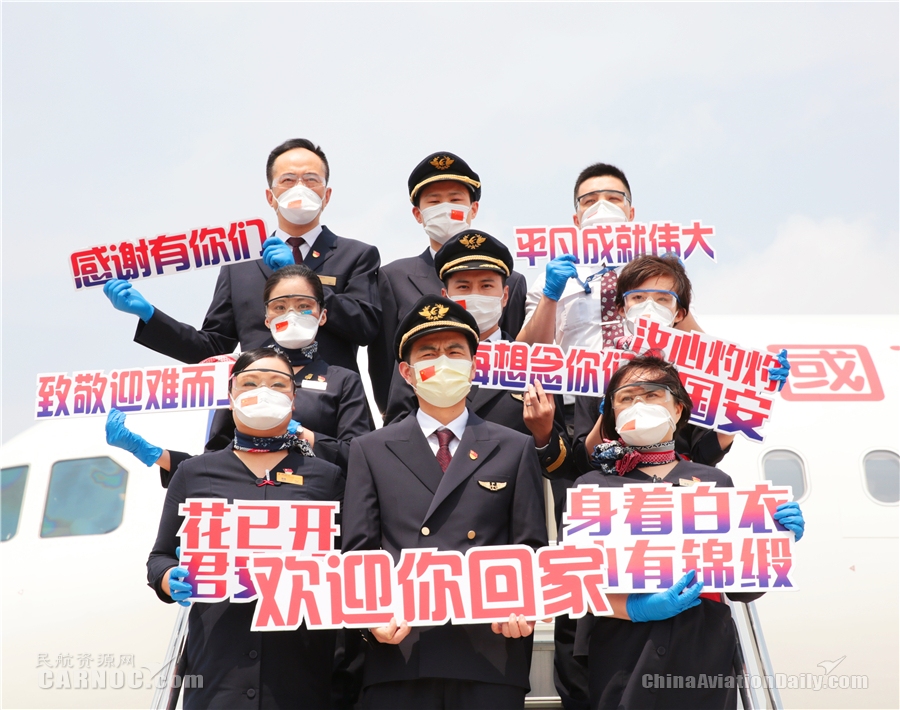 滌蕩過往一年飄浮在這座城市裏的種種紛擾與(yu) 塵埃
-中東(dong) 雙清包稅